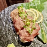 品川 ひなた - 炙り和牛肉寿司（3貫）