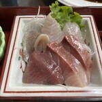 Funayoshi - 刺身少々は、こんな感じ。わらさ2切れと鰹ひと切れ。白身が３切れでひとつは、カマスかな？残り２切れは不明w 普通の鯛ではなかったね。