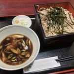 砂場 - 鴨せいろ(1,000円) 2.5枚重ね程の高さがある1枚盛。