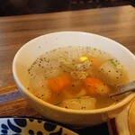 サンフラワー - スープはお野菜の出汁がすごい。鶏もおいしい。スパイスが強めだけど塩味はちょうど良い。(薄いと感じさせないくらいの圧倒的出汁感)ボーコー(牛出汁スープ)もすごかったっけ、と反芻。じゃがいもうまい。