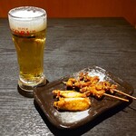 Mizutaki Yakitori Torigyouza Toriichizu - かわ串￥77✕2＋スパチキ￥65×2＋ビール￥219(税込)