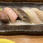 にぎり鮨 一五〇 - 右から　ノドグロ炙り、オオモンハタ、秋刀魚炙り、勘八、藁焼きカツオの内容