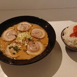 めんや龍神 - 醤油ラーメン大盛とライス梅肉入り