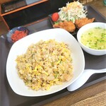 天山食堂 - チャーハンセット。唐揚げ、サラダ、スープ、福神漬けが付いています。