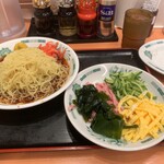 日高屋 - 麺も具材もキンキンに冷えてま。