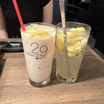 29テラス - 左ミルコーラ。右パイナップルサワー