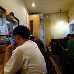 中華そば 葉山 - 狭い店内はカウンター7席のみ。