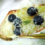 HAUTE COUTURE CAFE OMOTESANDO - シャインマスカットとブルーベリーの2種チーズタルティーヌ