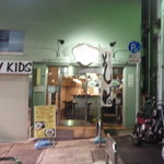 石川商店 - かなり暗い周辺、お店は明るい。