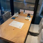 二ぶん半 - 4名テーブル×２最大８名様まで可。
