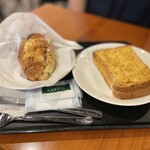 タリーズコーヒー - 左:チーズブレットツナモッツァレラ 右:フレンチトースト