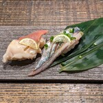 炉端の佐藤 - 炙り新秋刀魚とホッキ貝の握り