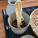 そば処　みのり - 蕎麦つゆは醤油(広島県産)と鰹節出汁を組み合わせており、蕎麦を1/3程つゆに浸けてから、ズズッと啜ると青い蕎麦の香りと鰹節と昆布出汁の香りと旨みが拡がります