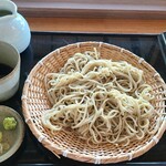 Sobadokoro Minori - 二八蕎麦(広島県庄原市小田産と福島県坂井市丸岡産のブレンド)の盛り蕎麦(税込920円)
                        淡い緑の更級蕎麦、艶々として美しい