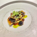 ラチュレ - うなぎ　塩漬けにしてから燻製したうなぎ。マデラソースと香草で蒲焼風に。自家製ベーコンとセミドライイチジクがアクセント。