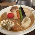 Nijuuichimiya - スモークドベイコンカレーやや大盛り、野菜プラス