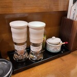 檍食堂 - 卓上の調味料