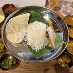 南インド・ビストロ ひつじや - カトリをターリー皿から外して、皿の中で調理します