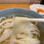 手打ちうどん 上を向いて - 端っこ入ってたら嬉しい
