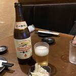 日本酒と個室居酒屋 まぐろ奉行とかに代官 - ビール　715円