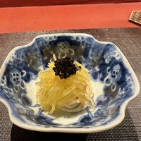 Ji-Cube - ❶山椒で和えた押し豆腐、錦糸ウリ、キャビア。