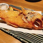 地下だけど入ったら雰囲気が良くて料理人がしっかり食事を作ってお酒もたくさんあって楽しいお店。ごんべえ - 