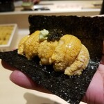 Sushi Kagura - 雲丹(ミョウバンなし)、千葉のハイブリッドキャビアの海苔巻き