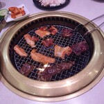 焼肉や漫遊亭 - 焼いています