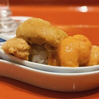 初音鮨 - 北海道のバフン雲丹と兵庫の赤雲丹