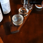 二の池ヒュッテ - 日本酒の利き酒セット
                                オーナーの高岡さんが自ら説明しながら、表面張力注ぎをしてくれます