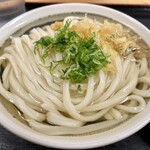 Menya Shichifuku - クリアなかけだしと、なみなみに盛り付けられたうどん