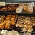 SOL BAKERY - 身内への手土産パンをこちらの棚から