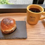ランプライトブックスカフェ - テリヤキ・ハンバーグ&目玉焼きのミニ・バーガー、ホット・コーヒー