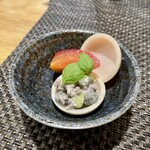 ぼちぼち - 料理写真:天然本鮪、らっきょ、富山ブラックの最中