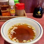 Chuukaryouri Daiichigen - 炒飯には中華スープが付く。ラーメンのスープとはまた違う味わいなので、ぜひ飲み比べてみてほしい