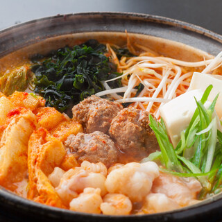 You can choose the level of spiciness◎A must-try is the famous "Tara Kara Nabe", which is made with a secret aged miso!