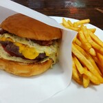 ハングリーズバーガー ラウンジ - ベーコンチーズバーガー（1390円）