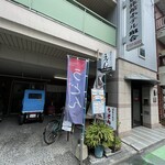 Hakata Sanuki Udon - 狭い通りにあります。