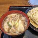 てごね屋 - 「旨塩肉汁 温 並盛り 250g」(¥830-税込)てす。2番人気だそうです。わたしはこうして冷たいうとんを温かい汁でやるのが好きなのです。