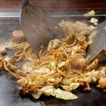 お好み焼きつくし - 焼そば調理中