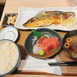 豊洲場外食堂魚金 - 刺身とサバの塩焼き定食_¥1,280