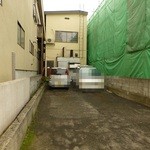 佐嶋 - 真裏の駐車場。左隅に見えるドアから入れます。