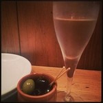 PIZZA SALVATORE CUOMO - シャンパンとオリーブの盛合わせ