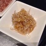 ビール100円『たんと』 - サメ軟骨の梅ゴマ和え
                                桜水晶？とかって小粋な名前が付いてた