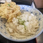 かめ家 - 初めに大根おろしをかけます。