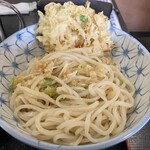 かめ家 - レモンを絞って出汁をひと回しくらいかけて混ぜ混ぜします。