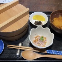 北新地 うえはら - 海鮮丼／はみ出て無いぞ
