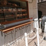 UTSUBO BAKERY PANENA - 店内5席、店外4席？