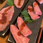 べこや - 左がミスジ、右が特上カルビ