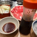 しゃぶせん - ■お醤油だれ…必ずリクエスト。ごま入りでニンニクが効いている。